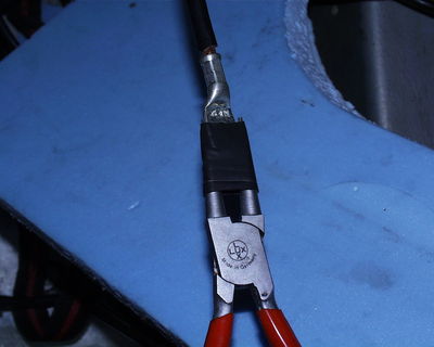 Isoliergummi auf den Kabelschuh aufbringen
