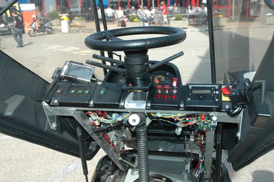 Blick in Saschas Cockpit
Recht s unten ein hocheffizienter Audio-Verstärker in Class (D) T Technik 
