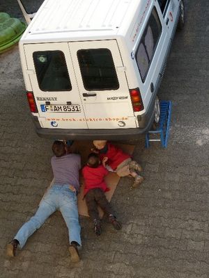 mobile Auffahrrampe
Auch der Nachwuchs zeigt Interesse an der E-Fahrzeugtechnik und Wartung :-)
Keywords: Express, Renault