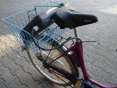 Electra 2. Akkusatz
Electra 2. Akkusatz provisorisch im Gepäckkorb untergebracht
