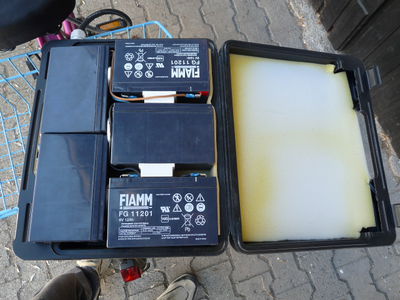 Batteriekoffer 30V/12Ah
Batteriekoffer Marke Eigenbau
5 Bleiakkus 6V/12Ah in Reihe verdrahtet
