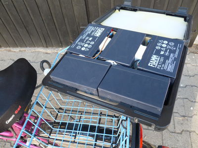 Batteriekoffer 30V/12Ah
Batteriekoffer Marke Eigenbau
5 Bleiakkus 6V/12Ah in Reihe verdrahtet
