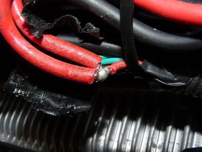 Tisong TM-300 Details
Der + Batteriestrom macht eine 180 Kurve und hat 1 Lötverbindung.
