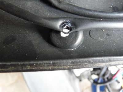 Tisong TM-300 Details
"Klemmbefestigung" des Blinkerkabels in der Lenkerverkleidung.
