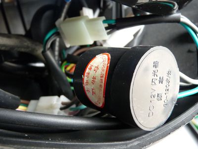 Tisong TM-300 Details
Was ist das? Steckt in der Lenkerverkleidung.
Taktgeber Blinker?
