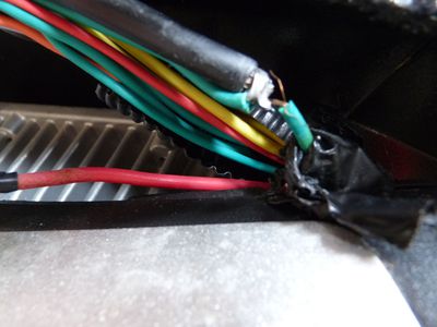 Tisong TM-300 Details
Der - Batteriestrom macht eine 180 Kurve und hat 3 Lötverbindungen.
An dem Punkt werden die Massen (von Fahrbatterie und DC-DC) auf ein Potential gezogen da der DC-DC zwischen 12V und 48V nicht potentialgetrennt ist ist das notwendig.
