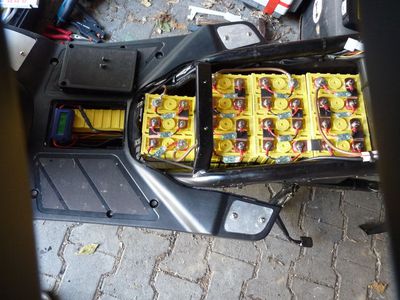 Lifepos tiefer gelegt
16 40AH-Akkus passen (nach kleinen Blech und Plastikarbeiten) exakt. Oberes Batteriefach ist jetzt leer.
