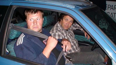 Horst und Marcus beim Mühlenrennen
Am Steuer sitzt Horst, Beifahrer ist Marcus. Der 106er geht ab wie Schmitz Katze. Logisch: zig tausend 18650er Zellen an Bord. Pik Fein verlötet.
