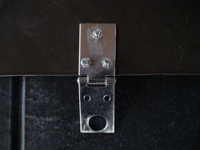 Ablageboden für CityEl 7
Wegen der Feuchtigkeit, die manchmal im CityEl auftritt, sind Edelstahlscharniere zum Einsatz gekommen. An einer Seite aufgebohrt, damit sie über die Gewindenieten der Verschraubung der Batterieabdekung passen.
