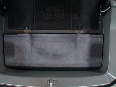 Ablageboden für CityEl 4
Den Ablageboden habe ich aus einer alten Hutablage eines alten Peugeot gefertigt. Vorher habe ich eine Schablone aus Pappe erstellt. Das Material der Hutablage ist an der dünnsten Stelle 1 cm Dick  und daher sehr Stabil.
Die Ablage wiegt komplett mit Füßen und Scharnieren nur 1400g und ist somit wesendlich leichter wie Holz!
Lautsprechereinbau ist natürlich auch Möglich.
