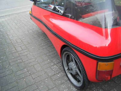 nur das Oberteil ist beklebt ,links
