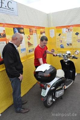 UFRA 2010 EVT
EVT-Roller beim Stand des Elektro-Fahrzeug-Clubs Schweinfurt (E.F.C.) auf der UFRA 2010
Keywords: UFRA 2010, Messe