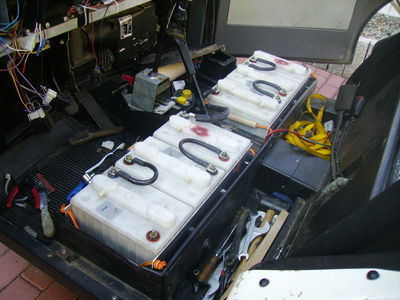 Eingebaut in Kewet2
Fertig montiert im Auto, Sitzschiene muss 2cm erhöht werden (Unterlage aus U-Profil)
Vorne das gleiche, macht 72V.
Keywords: SAFT Akku STM140