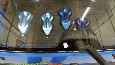 neuer Anzug 00
im Kofferaum lliegen die Lackfrösche mit den Farbproben
