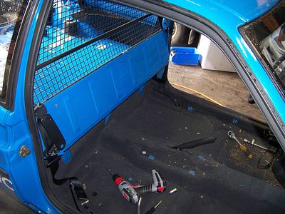 Umbau 2 > 4 Sitzer  1)
Vordersitze raus, Ladefläche noch drin
