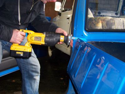 Umbau 2 > 4 Sitzer  4)
Der Mann mit der Säge, wer könnte das wohl sein?!
