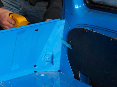 Umbau 2 > 4 Sitzer  5)
Das tut weh wie die Säge durchs Metall geht
