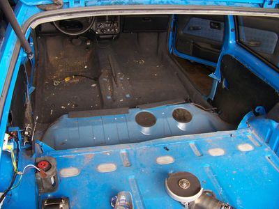 Umbau 2 > 4 Sitzer  8)
sieht fast nach Schrottplatz aus
