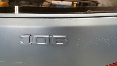 neuer Anzug 26
die Kante zur Dichtung hätte ich schöner vorbereiten können, aber auf dem großen Bild schon nicht mehr zu sehen. Geil der Aufkleber als Relief
