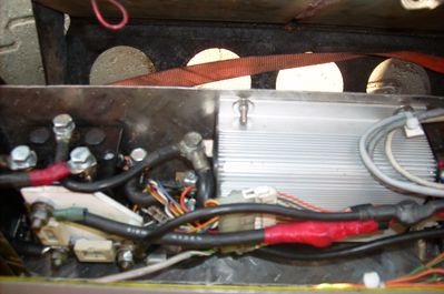 KD72401 (1)
Controller Kelly 72V 400A Reku verbaut in eine nach vorne klappbare Alukiste.
Leider die schlechteren Bilder, da die Anderen bei der Bilddatenbankbereinigung verloren gingen.
Keywords: Kelly Controller Kontroller