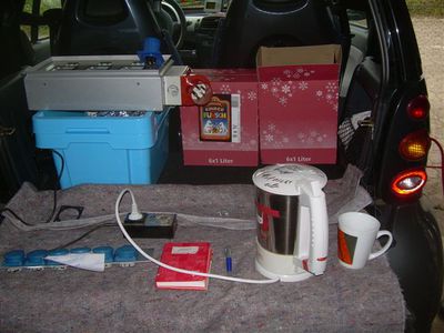 Berg.Hof 10.12.11 / Weihnachtsabsacker
auf der Hackklappe des Smart wird der Pu... bereitet
