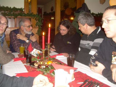 Berg.Hof 10.12.11 / Weihnachtsabsacker
ob Chris hier gerade was von seinem Zebra-Akku erzählt?
