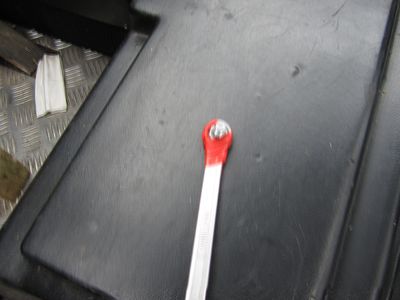 Klebeband am Schlüssel hilft beim Schraube einfädeln
Keywords: Lenkradtrichter Lenkrad Trichter