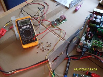 Ladeschluss Benning 1800er Bild 2
Es gehen also doch mehr als 61V.
Der 1800er Benning kam mit einem Defekt zu mir. Nach den ersten Versuchen stellte sich plötzliche dieses Bild ein. Ein späterer Lasttest zeigte, daß unter dieser Spannung sogar 30A gehen. Nun wird der Fehler gesucht. Danach schaue ich, ob das in die Kategorie "It's not a bug, it's a feature" verschoben werden kann ;-)
