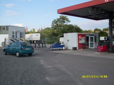 Die Tankstelle der Zukunft
DAS ist eine Tankstelle. Wozu komplizierte Ladesäulen!?
Keywords: Waldmühle 2010 Ladehalt Worms