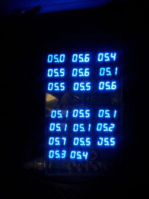 Einzelblockanzeige
mit 20 LED-Voltmetern mit Speisung aus dem Block.
Geht bis 4,7 Volt runter - da sollte bei den STMs auch Schluß sein mit entladen!
