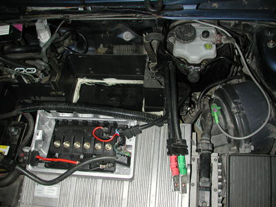 Batteriekasten oben
wenn das Blech (am oberen Bildrand) hochgebogen wird kann man die Blöcke entnehmen
