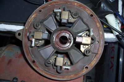 Kohlen und Lagerschild Thrige Titan
Die Kohlen erscheinen teilweise etwas kurz, sind nach 20 Tkm Laufleistung aber alle fast noch so lang wie neu.
Keywords: Kohlen Thrige Titan