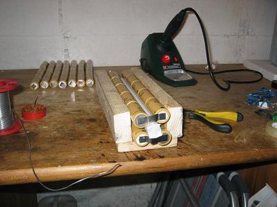 20er Stränge
Die Zellen werden um das Mittelrohr gruppiert, verklebt und verlötet.
