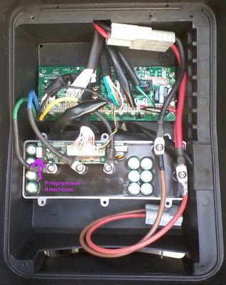 Controller und DCDC unterm Helmfach
Oben im Bild der DCDC, darunter der Controller (leider vergossen). Ganz unten : zusätzlicher Lader-Anderson, der durch den Belüftungsschlitz rausgeführt werden kann.
