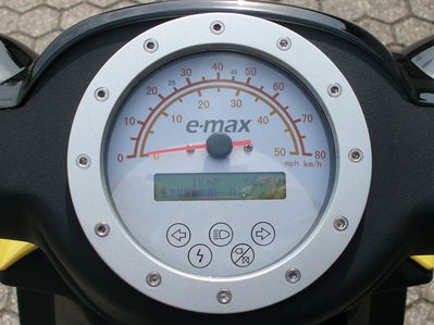 E-Max-Max-Spannung ;)
Bis so ca 68V fährt der E-Max noch los - danach geht der Controller in Überspannungsmodus und macht nix mehr ;)
