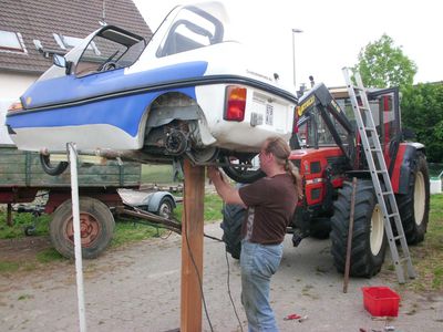 Fröhliches Arbeiten am aufgebockten EL
OK - die Hebebühne ist ein bisschen unpraktisch, aber man nimmt, was man hat ;o))
