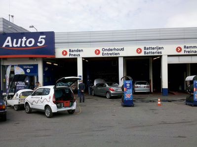 Ladehalt in Brüssel an einer Autowerkstatt...
Erstmal nur zwei Teilnehmer an einer 16A-Drehstromdose - nachher kam dann der Rest an und hat mal eben die Werstatt strommässig stillgelegt ;)
