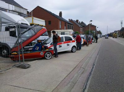 Ladehalt am Baustromverteiler einer Hausbaustelle kurz vor Tongeren
Da haben die Teilnehmer doch für einige verständnislose Blicke gesorgt, nachdem aus 2 Fahrzeugen dann 12 wurden
