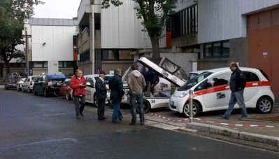 Fast alle Teilnehmer an den Säulen der Uni
Gut gedacht - schlecht gemacht - es gab zwar genügend Ladesäulen mit genug Druck - nur konnte die keiner Freischalten... toll. Lediglich Nico konnte mit seiner niederländischen E-Lad-Karte drei Säulen aktivieren...
