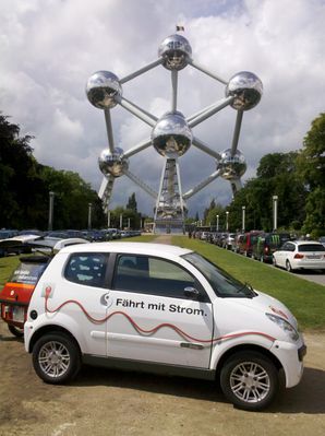 Mini-El und Mega E-City vor dem Atomium in Brüssel
