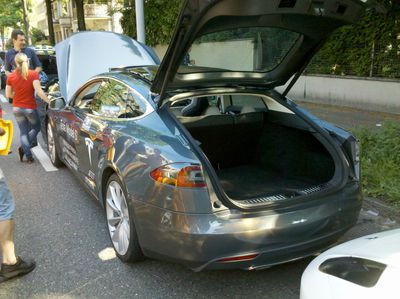 Ein Tesla Model S war auch zu sehen
und lud natürlich zum rumspielen ein ;)
