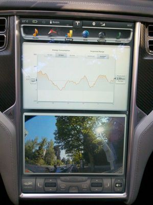 Tesla Model S - Display
Oben grafisch aufbereiteter Energieverbrauch, unten Rückfahrkamera
