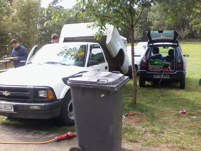 Irgendwas aus Plastik was rollen kann ist immer im Bild ;)
