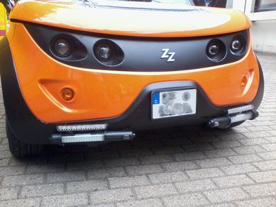 Tazzari mit alternativem(r) Tagfahrlicht(befestigung)
