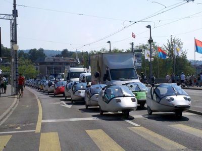 Twike Parade...
Da alle Actives hintenanstehen mussten sind wir auch geschloissen losgefahren... waren schon ne Menge ;)
