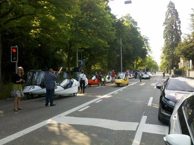 Hybride müssen sich hinten anstellen...
Das Twike Active ist laut Guinessbuch-Fritzen ein Hybrid - es wird noch entscheiden ob die Twikes mitzählen ?!?!
