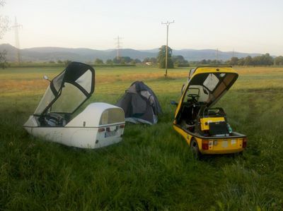 sehr professionell aufgebautes Zelt...
Man haben wir gelacht - aber erst morgens - nachdem wir des Nachts im dunkelen versucht haben den Vampirmückengeschwadern zu entkommen.
