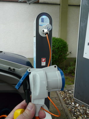 Typ 2 Adapterkabel 
Typ 2 Adapterkabel 1 phasig mit CEE und Schukosteckdose an RWE Ladesäule im Betrieb
