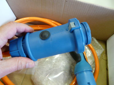 "Original" Adapterkabel Mennekes beim ADAC Freiburg
Detail. Schwarzer Druckknopf um Ladevorgang abzubrechen und Mennekes Stecker freizugeben
