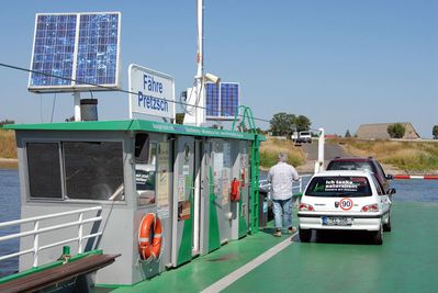 Peugeot 106
Peugeot 106 (LIFEYPO4) beim Reichweitentest am 19.08.2012 auf der Elbüberfahrt (Fähre Pretzsch). Em Ende des tages standen 222km auf dem Tacho!
